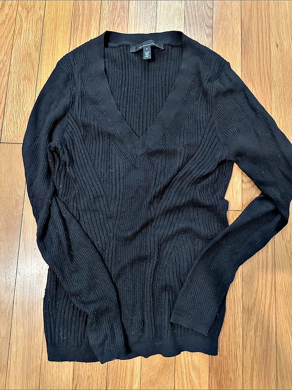 White House Black Market V-Neck Sweater in Black Size Small Like New